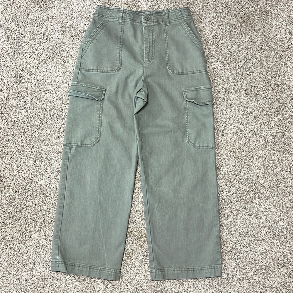 Z supply green utility/ cargo style pants.Straight leg ankle length.Size medium